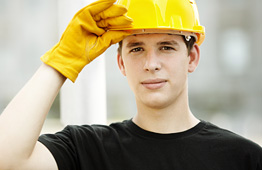 Photo jeune homme représentant le service dans le domaine des produits petroliers et lubrifiants.jpg